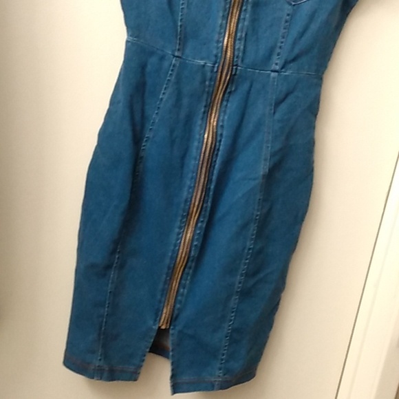 Women's knee length denim dress size medium, runs like a size 4. Zip up - Picture 2 of 10